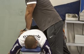 O fisioterapeuta Bruno Mazziotti faz massagem em Ronaldo durante o treino do Corinthians realizado esta manh no Parque So Jorge. O prximo jogo do time ser quarta-feira, dia 05/05, no Pacaembu, contra o Flamengo, jogo de volta das oitavas de final da Taca Santander Libertadores da Amrica 2010; So Paulo, Brasil