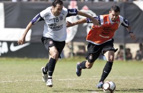 Danilo e Leandro Castn durante o treino do Corinthians realizado esta manh no Parque So Jorge. O prximo jogo do time ser quarta-feira, dia 05/05, no Pacaembu, contra o Flamengo, jogo de volta das oitavas de final da Taca Santander Libertadores da Amrica 2010; So Paulo, Brasil