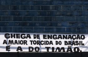 Faixa da torcida durante o treino do Corinthians realizado esta manh no Parque So Jorge. O prximo jogo do time ser quarta-feira, dia 05/05, no Pacaembu, contra o Flamengo, jogo de volta das oitavas de final da Taca Santander Libertadores da Amrica 2010; So Paulo, Brasil