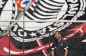 Mano Menezes durante o treino do Corinthians realizado esta manh no Parque So Jorge. O prximo jogo do time ser quarta-feira, dia 05/05, no Pacaembu, contra o Flamengo, jogo de volta das oitavas de final da Taca Santander Libertadores da Amrica 2010; So Paulo, Brasil