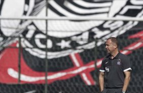 Mano Menezes durante o treino do Corinthians realizado esta manh no Parque So Jorge. O prximo jogo do time ser quarta-feira, dia 05/05, no Pacaembu, contra o Flamengo, jogo de volta das oitavas de final da Taca Santander Libertadores da Amrica 2010; So Paulo, Brasil