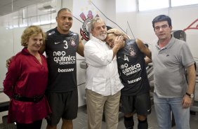 O presidente Luiz Inacio Lula da Silva, abracando Roberto Carlos, ao lado de Dna. Marisa Leticia; Ronaldo e do presidente do Corinthians Andres Sanchez, visitou os jogadores antes do treino do Corinthians realizado esta tarde no Parque So Jorge. O prximo jogo do time ser quarta-feira, dia 05/05, no Pacaembu, contra o Flamengo, jogo de volta das oitavas de final da Taca Santander Libertadores da Amrica 2010; So Paulo, Brasil