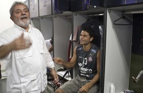 O presidente Luiz Inacio Lula da Silva, ao lado de William, visitou os jogadores antes do treino do Corinthians realizado esta tarde no Parque São Jorge. O próximo jogo do time será quarta-feira, dia 05/05, no Pacaembu, contra o Flamengo, jogo de volta das oitavas de final da Taca Santander Libertadores da América 2010; São Paulo, Brasil