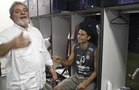 O presidente Luiz Inacio Lula da Silva, ao lado de William, visitou os jogadores antes do treino do Corinthians realizado esta tarde no Parque So Jorge. O prximo jogo do time ser quarta-feira, dia 05/05, no Pacaembu, contra o Flamengo, jogo de volta das oitavas de final da Taca Santander Libertadores da Amrica 2010; So Paulo, Brasil