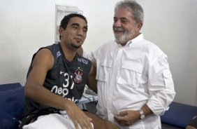 O presidente Luiz Inacio Lula da Silva, ao lado de Boquita que fez uma imitacao da sua voz, visitou os jogadores antes do treino do Corinthians realizado esta tarde no Parque So Jorge. O prximo jogo do time ser quarta-feira, dia 05/05, no Pacaembu, contra o Flamengo, jogo de volta das oitavas de final da Taca Santander Libertadores da Amrica 2010; So Paulo, Brasil