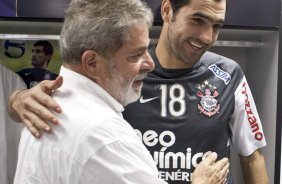 O presidente Luiz Inacio Lula da Silva, ao lado de Danilo, visitou os jogadores antes do treino do Corinthians realizado esta tarde no Parque So Jorge. O prximo jogo do time ser quarta-feira, dia 05/05, no Pacaembu, contra o Flamengo, jogo de volta das oitavas de final da Taca Santander Libertadores da Amrica 2010; So Paulo, Brasil