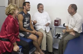 O presidente Luiz Inacio Lula da Silva, ao lado de Dna. Marisa Leticia; Edu Gaspar e do tcnico Mano Menezes, visitou os jogadores antes do treino do Corinthians realizado esta tarde no Parque So Jorge. O prximo jogo do time ser quarta-feira, dia 05/05, no Pacaembu, contra o Flamengo, jogo de volta das oitavas de final da Taca Santander Libertadores da Amrica 2010; So Paulo, Brasil