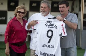 O presidente Luiz Inacio Lula da Silva, ao lado de Dna Marisa Leticia e do presidente do Corinthians Andres Sanchez, visitou os jogadores antes do treino do Corinthians realizado esta tarde no Parque São Jorge. O próximo jogo do time será quarta-feira, dia 05/05, no Pacaembu, contra o Flamengo, jogo de volta das oitavas de final da Taca Santander Libertadores da América 2010; São Paulo, Brasil
