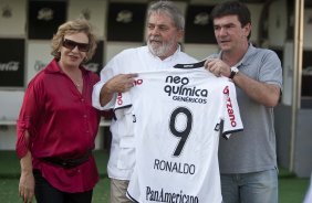 O presidente Luiz Inacio Lula da Silva, ao lado de Dna Marisa Leticia e do presidente do Corinthians Andres Sanchez, visitou os jogadores antes do treino do Corinthians realizado esta tarde no Parque So Jorge. O prximo jogo do time ser quarta-feira, dia 05/05, no Pacaembu, contra o Flamengo, jogo de volta das oitavas de final da Taca Santander Libertadores da Amrica 2010; So Paulo, Brasil