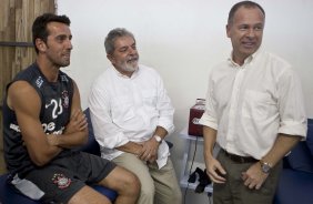 O presidente Luiz Inacio Lula da Silva, ao lado de Edu Gaspar e do tcnico Mano Menezes, visitou os jogadores antes do treino do Corinthians realizado esta tarde no Parque So Jorge. O prximo jogo do time ser quarta-feira, dia 05/05, no Pacaembu, contra o Flamengo, jogo de volta das oitavas de final da Taca Santander Libertadores da Amrica 2010; So Paulo, Brasil