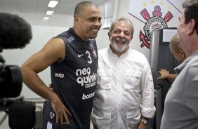 O presidente Luiz Inacio Lula da Silva, ao lado de Ronaldo, visitou os jogadores antes do treino do Corinthians realizado esta tarde no Parque So Jorge. O prximo jogo do time ser quarta-feira, dia 05/05, no Pacaembu, contra o Flamengo, jogo de volta das oitavas de final da Taca Santander Libertadores da Amrica 2010; So Paulo, Brasil