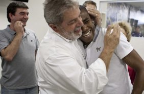 O presidente Luiz Inacio Lula da Silva, ao lado de Elias, visitou os jogadores antes do treino do Corinthians realizado esta tarde no Parque São Jorge. O próximo jogo do time será quarta-feira, dia 05/05, no Pacaembu, contra o Flamengo, jogo de volta das oitavas de final da Taca Santander Libertadores da América 2010; São Paulo, Brasil