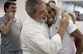 O presidente Luiz Inacio Lula da Silva, ao lado de Elias, visitou os jogadores antes do treino do Corinthians realizado esta tarde no Parque So Jorge. O prximo jogo do time ser quarta-feira, dia 05/05, no Pacaembu, contra o Flamengo, jogo de volta das oitavas de final da Taca Santander Libertadores da Amrica 2010; So Paulo, Brasil