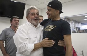 O presidente Luiz Inacio Lula da Silva, ao lado de Dentinho, visitou os jogadores antes do treino do Corinthians realizado esta tarde no Parque So Jorge. O prximo jogo do time ser quarta-feira, dia 05/05, no Pacaembu, contra o Flamengo, jogo de volta das oitavas de final da Taca Santander Libertadores da Amrica 2010; So Paulo, Brasil