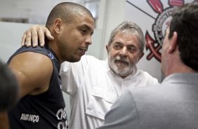 O presidente Luiz Inacio Lula da Silva, ao lado de Ronaldo, visitou os jogadores antes do treino do Corinthians realizado esta tarde no Parque So Jorge. O prximo jogo do time ser quarta-feira, dia 05/05, no Pacaembu, contra o Flamengo, jogo de volta das oitavas de final da Taca Santander Libertadores da Amrica 2010; So Paulo, Brasil