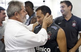 O presidente Luiz Inacio Lula da Silva, ao lado de Iarley, visitou os jogadores antes do treino do Corinthians realizado esta tarde no Parque So Jorge. O prximo jogo do time ser quarta-feira, dia 05/05, no Pacaembu, contra o Flamengo, jogo de volta das oitavas de final da Taca Santander Libertadores da Amrica 2010; So Paulo, Brasil