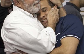 O presidente Luiz Inacio Lula da Silva, ao lado de Morais, visitou os jogadores antes do treino do Corinthians realizado esta tarde no Parque So Jorge. O prximo jogo do time ser quarta-feira, dia 05/05, no Pacaembu, contra o Flamengo, jogo de volta das oitavas de final da Taca Santander Libertadores da Amrica 2010; So Paulo, Brasil