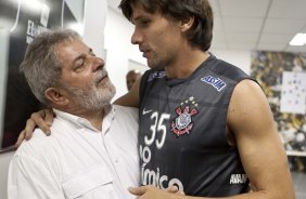 O presidente Luiz Inacio Lula da Silva, ao lado de Paulo Andr, visitou os jogadores antes do treino do Corinthians realizado esta tarde no Parque So Jorge. O prximo jogo do time ser quarta-feira, dia 05/05, no Pacaembu, contra o Flamengo, jogo de volta das oitavas de final da Taca Santander Libertadores da Amrica 2010; So Paulo, Brasil