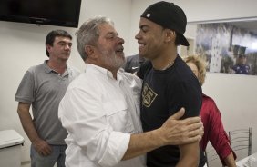 O presidente Luiz Inacio Lula da Silva, ao lado de Dentinho, visitou os jogadores antes do treino do Corinthians realizado esta tarde no Parque So Jorge. O prximo jogo do time ser quarta-feira, dia 05/05, no Pacaembu, contra o Flamengo, jogo de volta das oitavas de final da Taca Santander Libertadores da Amrica 2010; So Paulo, Brasil