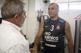 O presidente Luiz Inacio Lula da Silva, ao lado de Ronaldo, visitou os jogadores antes do treino do Corinthians realizado esta tarde no Parque São Jorge. O próximo jogo do time será quarta-feira, dia 05/05, no Pacaembu, contra o Flamengo, jogo de volta das oitavas de final da Taca Santander Libertadores da América 2010; São Paulo, Brasil