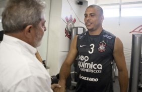 O presidente Luiz Inacio Lula da Silva, ao lado de Ronaldo, visitou os jogadores antes do treino do Corinthians realizado esta tarde no Parque So Jorge. O prximo jogo do time ser quarta-feira, dia 05/05, no Pacaembu, contra o Flamengo, jogo de volta das oitavas de final da Taca Santander Libertadores da Amrica 2010; So Paulo, Brasil