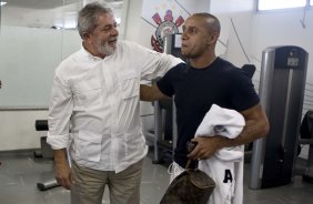 O presidente Luiz Inacio Lula da Silva, ao lado de Roberto Carlos, visitou os jogadores antes do treino do Corinthians realizado esta tarde no Parque So Jorge. O prximo jogo do time ser quarta-feira, dia 05/05, no Pacaembu, contra o Flamengo, jogo de volta das oitavas de final da Taca Santander Libertadores da Amrica 2010; So Paulo, Brasil