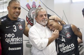 O presidente Luiz Inacio Lula da Silva, ao lado de Ronaldo e Roberto Carlos, visitou os jogadores antes do treino do Corinthians realizado esta tarde no Parque São Jorge. O próximo jogo do time será quarta-feira, dia 05/05, no Pacaembu, contra o Flamengo, jogo de volta das oitavas de final da Taca Santander Libertadores da América 2010; São Paulo, Brasil