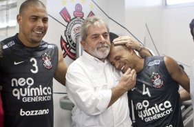 O presidente Luiz Inacio Lula da Silva, ao lado de Ronaldo e Roberto Carlos, visitou os jogadores antes do treino do Corinthians realizado esta tarde no Parque So Jorge. O prximo jogo do time ser quarta-feira, dia 05/05, no Pacaembu, contra o Flamengo, jogo de volta das oitavas de final da Taca Santander Libertadores da Amrica 2010; So Paulo, Brasil