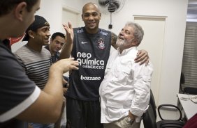 O presidente Luiz Inacio Lula da Silva, ao lado de Souza e de Jorge Henrique, visitou os jogadores antes do treino do Corinthians realizado esta tarde no Parque So Jorge. O prximo jogo do time ser quarta-feira, dia 05/05, no Pacaembu, contra o Flamengo, jogo de volta das oitavas de final da Taca Santander Libertadores da Amrica 2010; So Paulo, Brasil