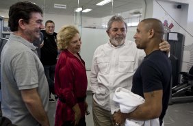 O presidente Luiz Inacio Lula da Silva, ao lado do presidente do Corinthians Andres Sanchez; Dna Marisa Leticia e de Roberto Carlos, visitou os jogadores antes do treino do Corinthians realizado esta tarde no Parque São Jorge. O próximo jogo do time será quarta-feira, dia 05/05, no Pacaembu, contra o Flamengo, jogo de volta das oitavas de final da Taca Santander Libertadores da América 2010; São Paulo, Brasil