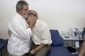 O presidente Luiz Inacio Lula da Silva, ao lado do técnico Mano Menezes, visitou os jogadores antes do treino do Corinthians realizado esta tarde no Parque São Jorge. O próximo jogo do time será quarta-feira, dia 05/05, no Pacaembu, contra o Flamengo, jogo de volta das oitavas de final da Taca Santander Libertadores da América 2010; São Paulo, Brasil