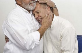 O presidente Luiz Inacio Lula da Silva, ao lado do técnico Mano Menezes, visitou os jogadores antes do treino do Corinthians realizado esta tarde no Parque São Jorge. O próximo jogo do time será quarta-feira, dia 05/05, no Pacaembu, contra o Flamengo, jogo de volta das oitavas de final da Taca Santander Libertadores da América 2010; São Paulo, Brasil