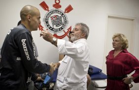 O presidente Luiz Inacio Lula da Silva, ao lado e Julio Cesar e de Dna. Marisa Leticia, visitou os jogadores antes do treino do Corinthians realizado esta tarde no Parque São Jorge. O próximo jogo do time será quarta-feira, dia 05/05, no Pacaembu, contra o Flamengo, jogo de volta das oitavas de final da Taca Santander Libertadores da América 2010; São Paulo, Brasil
