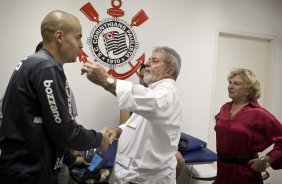 O presidente Luiz Inacio Lula da Silva, ao lado e Julio Cesar e de Dna. Marisa Leticia, visitou os jogadores antes do treino do Corinthians realizado esta tarde no Parque So Jorge. O prximo jogo do time ser quarta-feira, dia 05/05, no Pacaembu, contra o Flamengo, jogo de volta das oitavas de final da Taca Santander Libertadores da Amrica 2010; So Paulo, Brasil