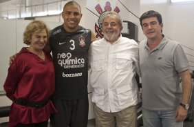 O presidente Luiz Inacio Lula da Silva, com Dna. Marisa Leticia, Ronaldo e o presidente do Corinthians Andres Sanchez, visitou os jogadores antes do treino do Corinthians realizado esta tarde no Parque So Jorge. O prximo jogo do time ser quarta-feira, dia 05/05, no Pacaembu, contra o Flamengo, jogo de volta das oitavas de final da Taca Santander Libertadores da Amrica 2010; So Paulo, Brasil