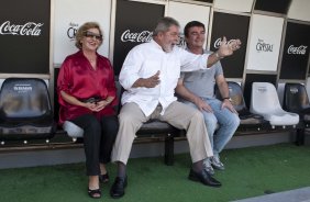 O presidente Luiz Inacio Lula da Silva, sentado no banco de reservas ao lado de Dna Marisa Leticia e do presidente Andres Sanchez, visitou os jogadores antes do treino do Corinthians realizado esta tarde no Parque So Jorge. O prximo jogo do time ser quarta-feira, dia 05/05, no Pacaembu, contra o Flamengo, jogo de volta das oitavas de final da Taca Santander Libertadores da Amrica 2010; So Paulo, Brasil