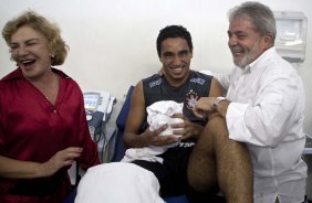 O presidente Luiz Inacio Lula da Silva visitou, ao lado de Dna. Marisa Leticia e do jogador Boquita, que o imitou, os jogadores antes do treino do Corinthians realizado esta tarde no Parque São Jorge. O próximo jogo do time será quarta-feira, dia 05/05, no Pacaembu, contra o Flamengo, jogo de volta das oitavas de final da Taca Santander Libertadores da América 2010; São Paulo, Brasil
