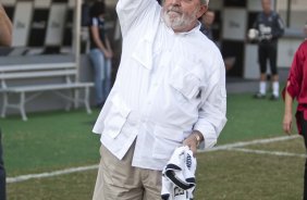 O presidente Luiz Inacio Lula da Silva visitou os jogadores antes do treino do Corinthians realizado esta tarde no Parque So Jorge. O prximo jogo do time ser quarta-feira, dia 05/05, no Pacaembu, contra o Flamengo, jogo de volta das oitavas de final da Taca Santander Libertadores da Amrica 2010; So Paulo, Brasil