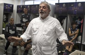 O presidente Luiz Inacio Lula da Silva visitou os jogadores antes do treino do Corinthians realizado esta tarde no Parque So Jorge. O prximo jogo do time ser quarta-feira, dia 05/05, no Pacaembu, contra o Flamengo, jogo de volta das oitavas de final da Taca Santander Libertadores da Amrica 2010; So Paulo, Brasil