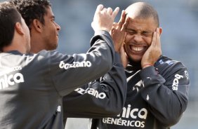 Renato leva petelecos de Renato durante o treino do Corinthians realizado esta manh no Parque So Jorge. O prximo jogo do time ser quarta-feira, dia 05/05, no Pacaembu, contra o Flamengo, jogo de volta das oitavas de final da Taca Santander Libertadores da Amrica 2010; So Paulo, Brasil