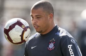 Ronaldo durante o treino do Corinthians realizado esta manh no Parque So Jorge. O prximo jogo do time ser quarta-feira, dia 05/05, no Pacaembu, contra o Flamengo, jogo de volta das oitavas de final da Taca Santander Libertadores da Amrica 2010; So Paulo, Brasil