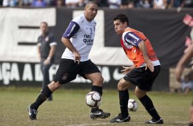 Ronaldo e Bruno Octavio durante o treino do Corinthians realizado esta manh no Parque So Jorge. O prximo jogo do time ser quarta-feira, dia 05/05, no Pacaembu, contra o Flamengo, jogo de volta das oitavas de final da Taca Santander Libertadores da Amrica 2010; So Paulo, Brasil