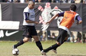 Ronaldo e Escudero durante o treino do Corinthians realizado esta manh no Parque So Jorge. O prximo jogo do time ser quarta-feira, dia 05/05, no Pacaembu, contra o Flamengo, jogo de volta das oitavas de final da Taca Santander Libertadores da Amrica 2010; So Paulo, Brasil