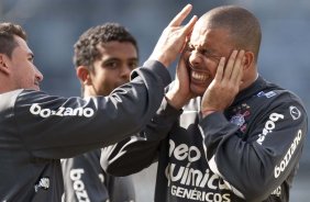 Ronaldo levando petelecos de Balbuena durante o treino do Corinthians realizado esta manh no Parque So Jorge. O prximo jogo do time ser quarta-feira, dia 05/05, no Pacaembu, contra o Flamengo, jogo de volta das oitavas de final da Taca Santander Libertadores da Amrica 2010; So Paulo, Brasil