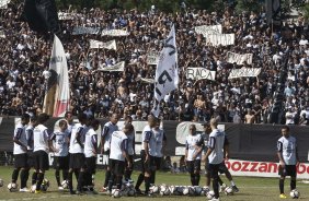 Torcida durante o treino do Corinthians realizado esta manh no Parque So Jorge. O prximo jogo do time ser quarta-feira, dia 05/05, no Pacaembu, contra o Flamengo, jogo de volta das oitavas de final da Taca Santander Libertadores da Amrica 2010; So Paulo, Brasil