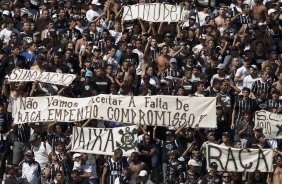 Torcida durante o treino do Corinthians realizado esta manh no Parque So Jorge. O prximo jogo do time ser quarta-feira, dia 05/05, no Pacaembu, contra o Flamengo, jogo de volta das oitavas de final da Taca Santander Libertadores da Amrica 2010; So Paulo, Brasil