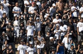 Torcida durante o treino do Corinthians realizado esta manh no Parque So Jorge. O prximo jogo do time ser quarta-feira, dia 05/05, no Pacaembu, contra o Flamengo, jogo de volta das oitavas de final da Taca Santander Libertadores da Amrica 2010; So Paulo, Brasil