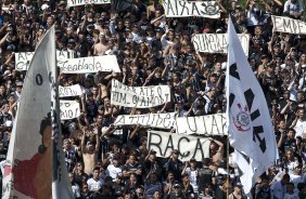 Torcida durante o treino do Corinthians realizado esta manh no Parque So Jorge. O prximo jogo do time ser quarta-feira, dia 05/05, no Pacaembu, contra o Flamengo, jogo de volta das oitavas de final da Taca Santander Libertadores da Amrica 2010; So Paulo, Brasil