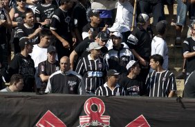 Torcida durante o treino do Corinthians realizado esta manh no Parque So Jorge. O prximo jogo do time ser quarta-feira, dia 05/05, no Pacaembu, contra o Flamengo, jogo de volta das oitavas de final da Taca Santander Libertadores da Amrica 2010; So Paulo, Brasil