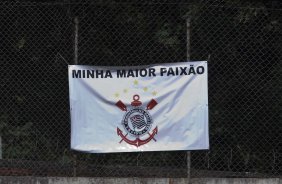 Torcida durante o treino do Corinthians realizado esta manh no Parque So Jorge. O prximo jogo do time ser quarta-feira, dia 05/05, no Pacaembu, contra o Flamengo, jogo de volta das oitavas de final da Taca Santander Libertadores da Amrica 2010; So Paulo, Brasil